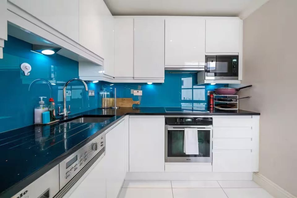 Deluxe Apartment, City View | Private kitchen | Toaster