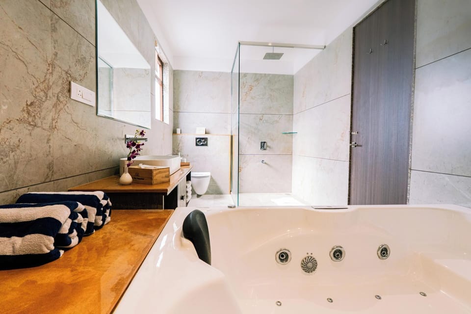 Deluxe Studio Suite, 1 Bedroom | Bathroom | Separate tub and shower, hair dryer, slippers, towels