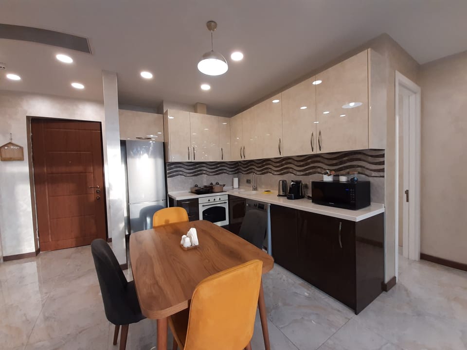 Standard Apartment, Mountain View | Private kitchen | Full-size fridge, microwave, oven, stovetop