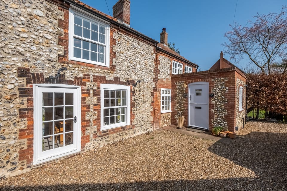 Duck Cottage, South Creake: A traditional 1890's detached brick and flint cottage