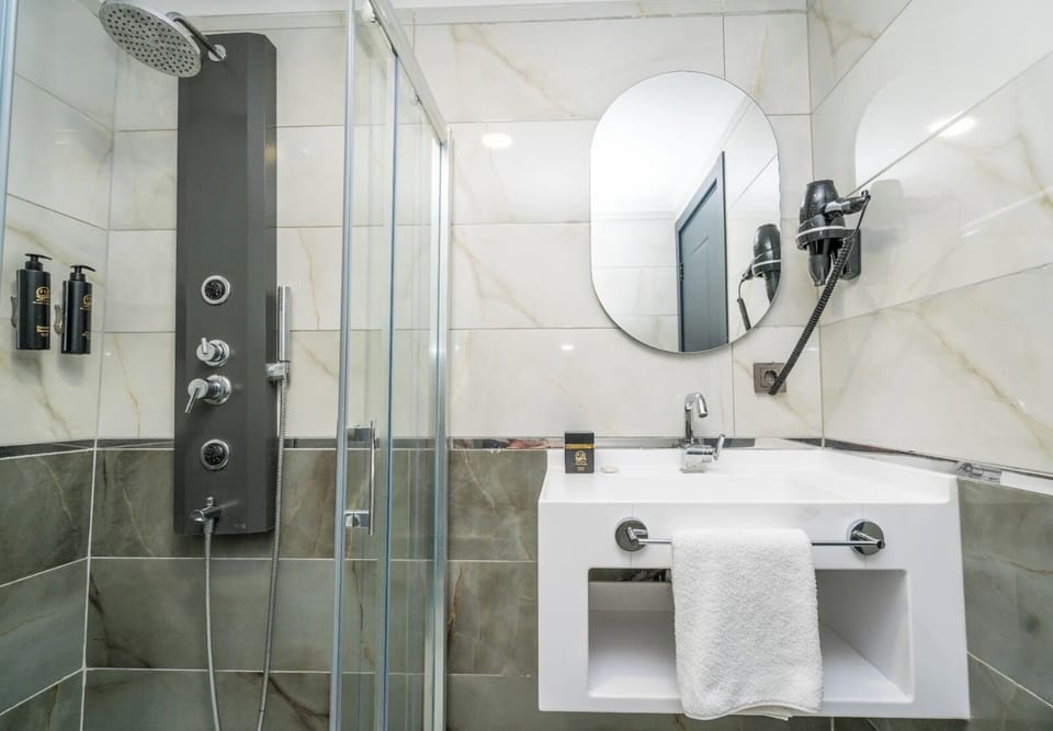 Classic Twin Room | Bathroom | Slippers