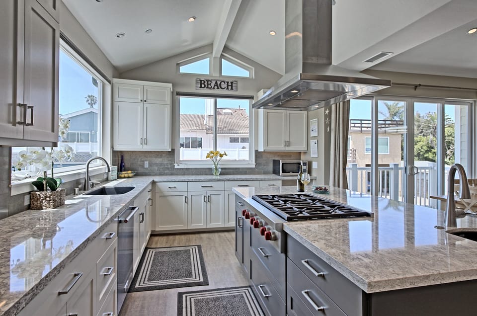 A large, chef-friendly kitchen designed for multiple cooks 