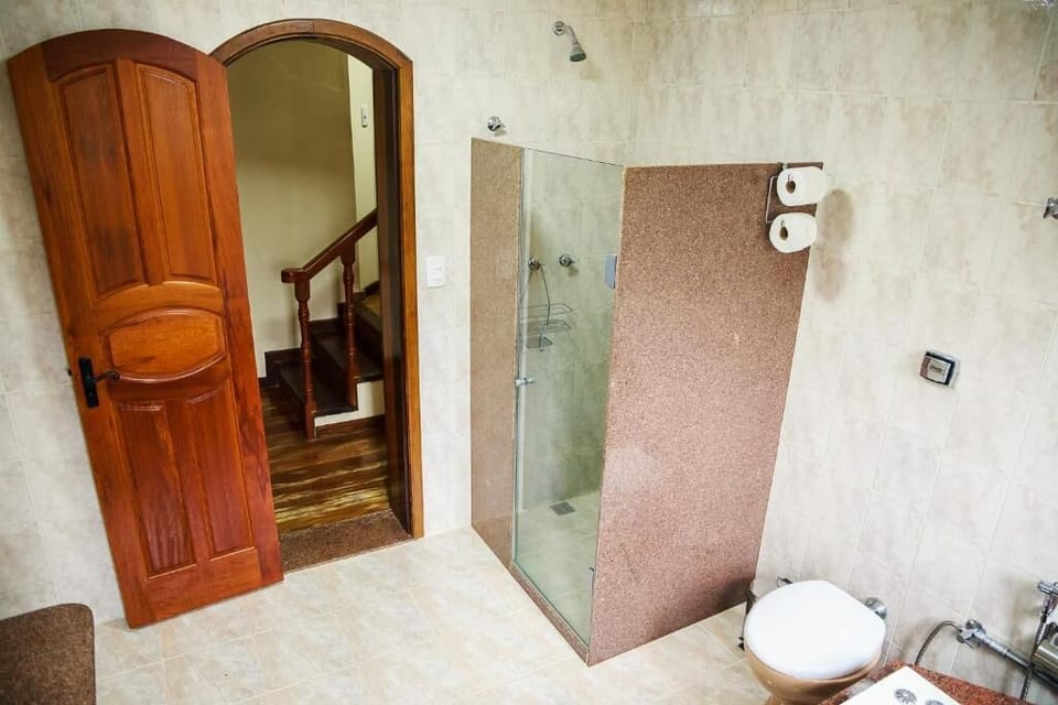 Suite, Garden View | Bathroom | Hair dryer, towels, soap, shampoo