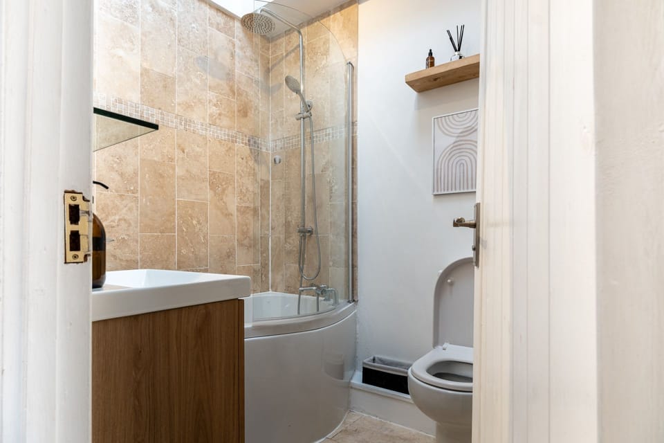 The Snug Family Bathroom - StayCotswold