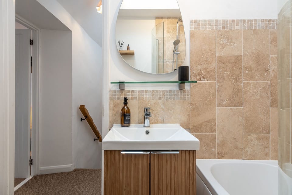 The Snug Family Bathroom - StayCotswold