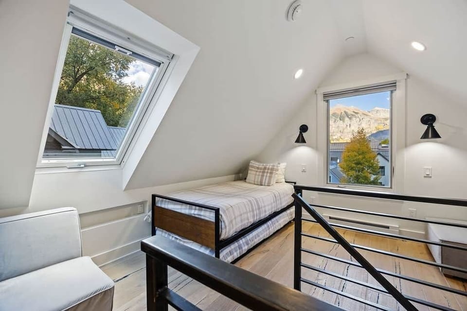 Upper Loft w/ Bed & Trundle