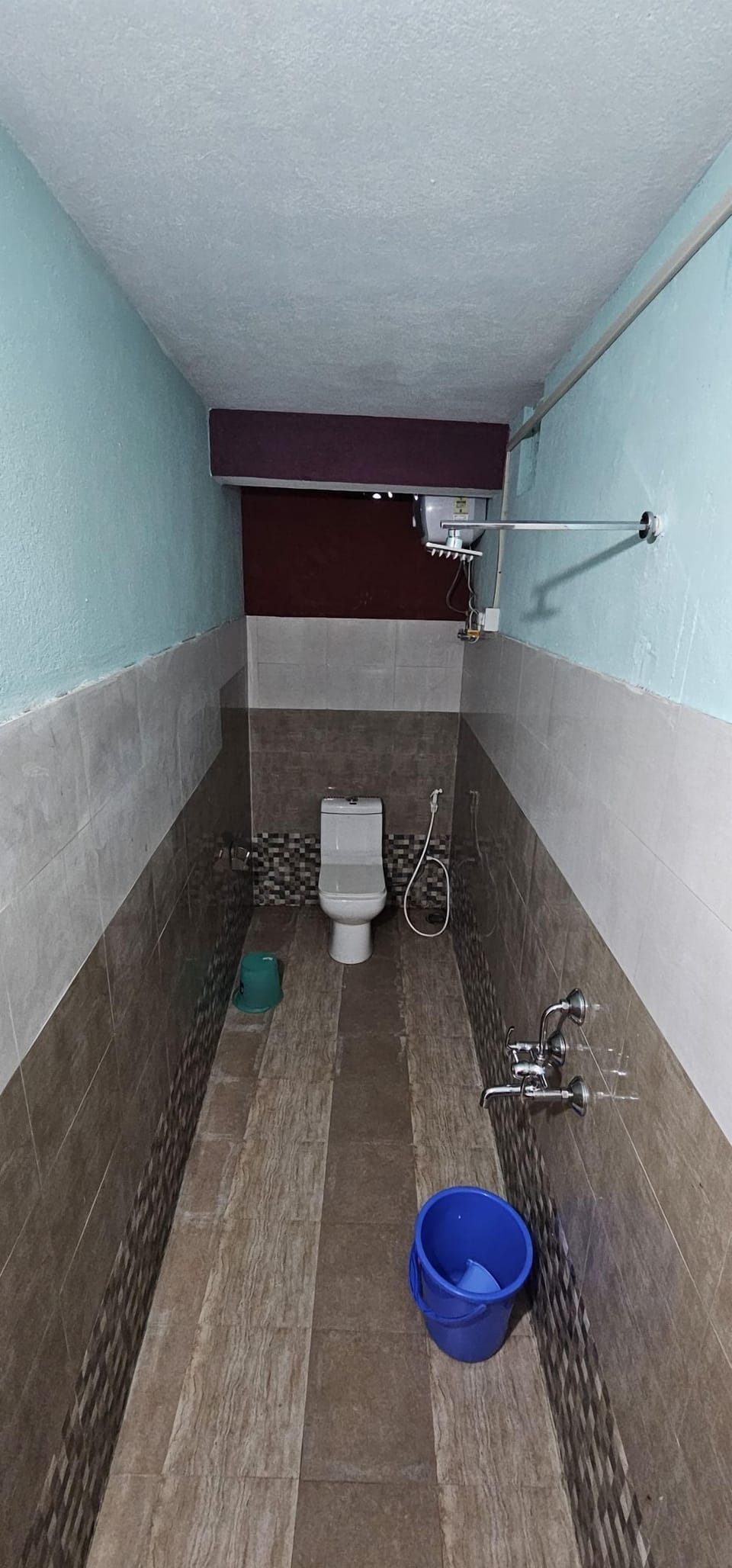 Separate tub and shower, free toiletries, towels, soap