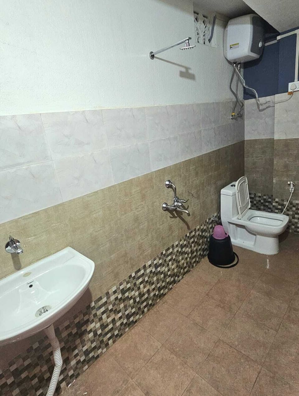Comfort Double Room | Bathroom | Separate tub and shower, free toiletries, towels, soap