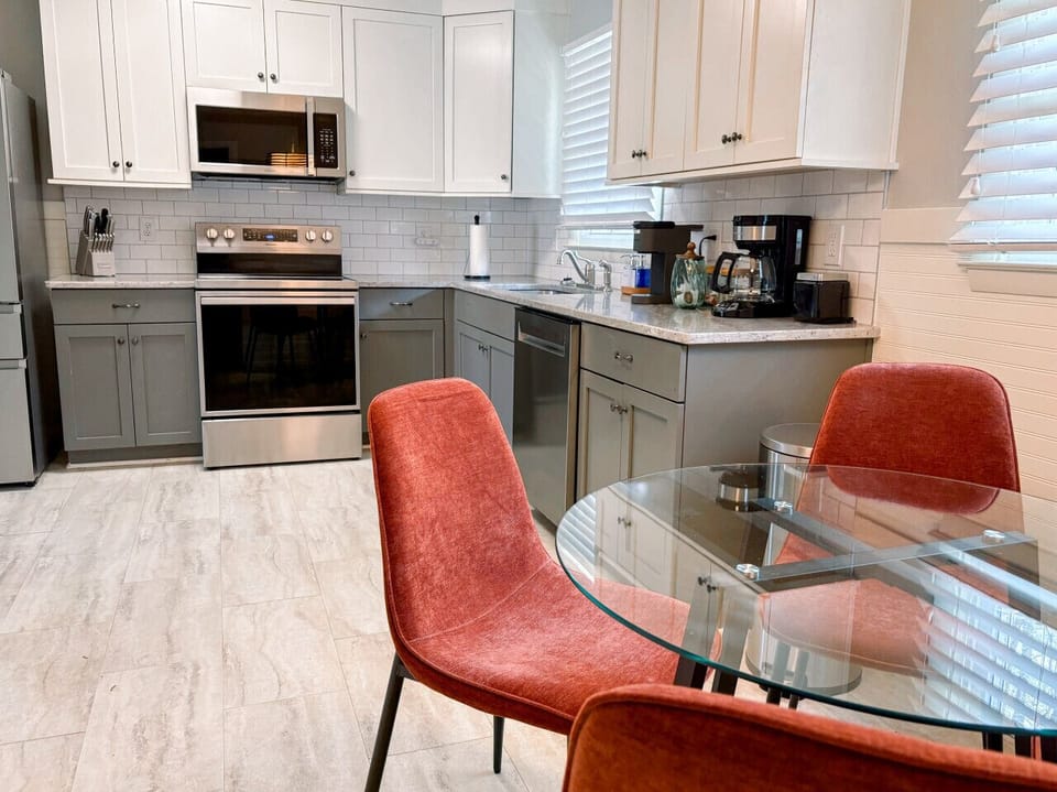 Kitchen with eat-in seating for 4