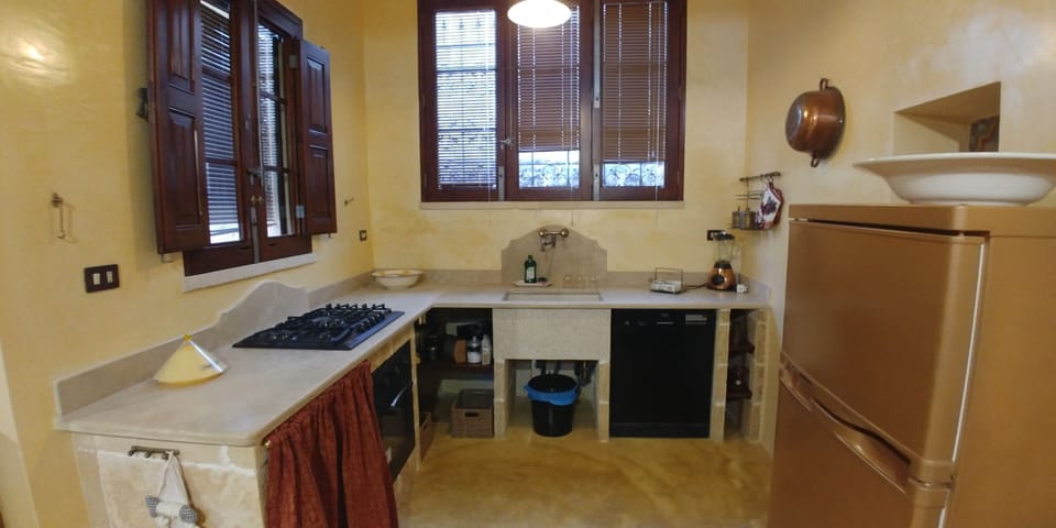 Deluxe Apartment, Garden View | Private kitchen | Electric kettle