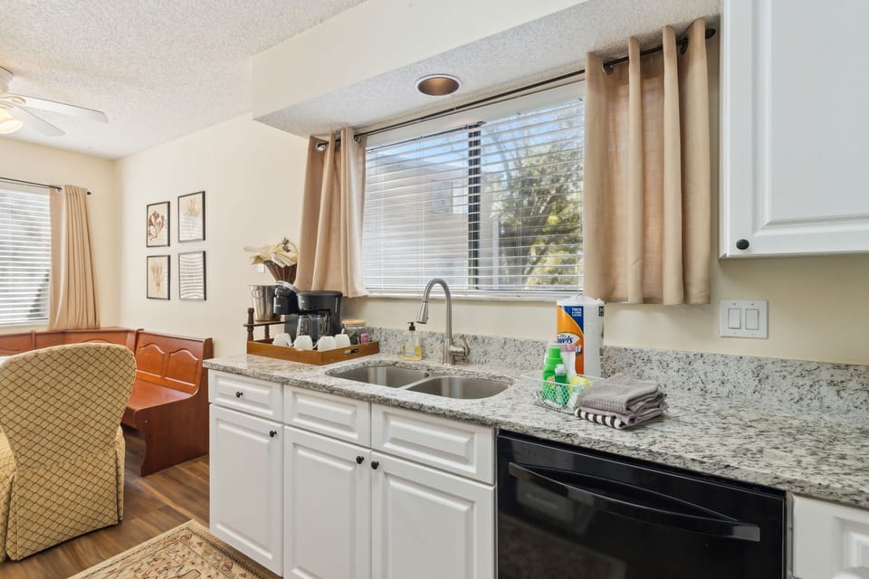 2893 Forest Ridge Dr - Full Kitchen 2