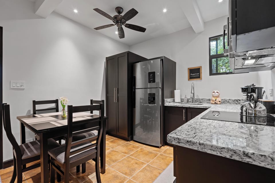 Classic Condo, Oceanfront | Private kitchen