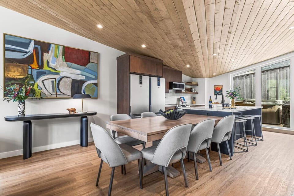 Dining area to enjoy your favorite meals with your loved ones.