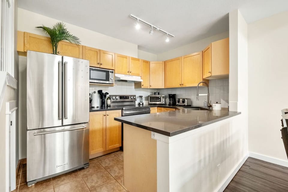 Discover the convenience of dining at the well-appointed kitchen counter with a 6-seater dining area.