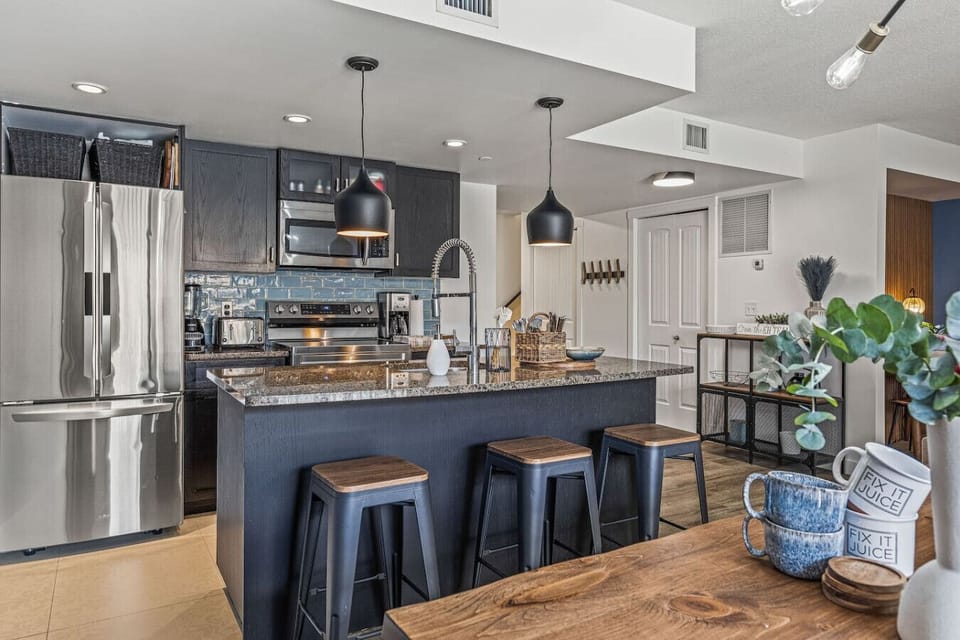 Full and Modern Kitchen, featuring a breakfast bar and seating for 3.