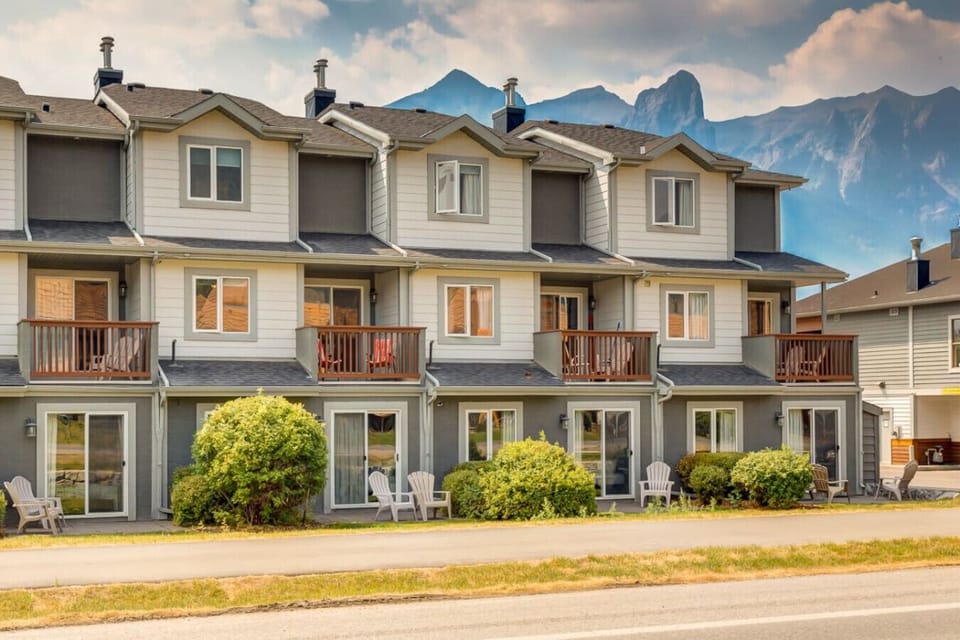 Stunning townhome in the heart of the mountains. Enjoy your peaceful getaway in comfort.