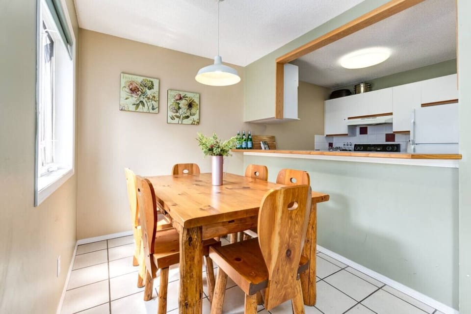 Open dinning area to kitchen, perfect for enjoying your favorite meals.