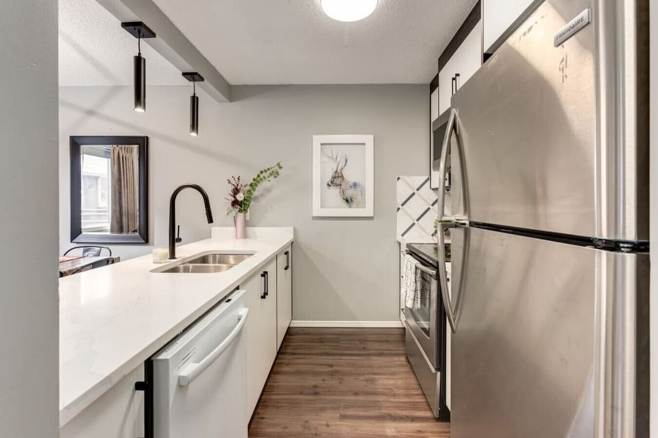 Full kitchen with all essentials to enjoy your meals.