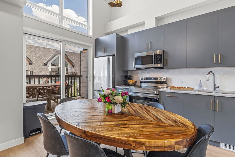 Dining area with 6 seats.