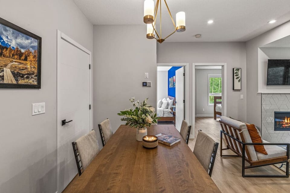 Enjoy meal time with family or friends by the dinning table.