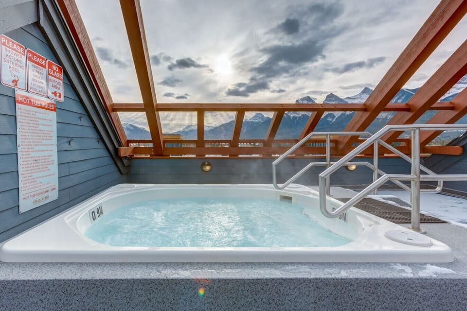 Shared hot tub with an incredible view to have a memorable stay.