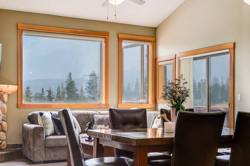 Dining area with 6 seats.