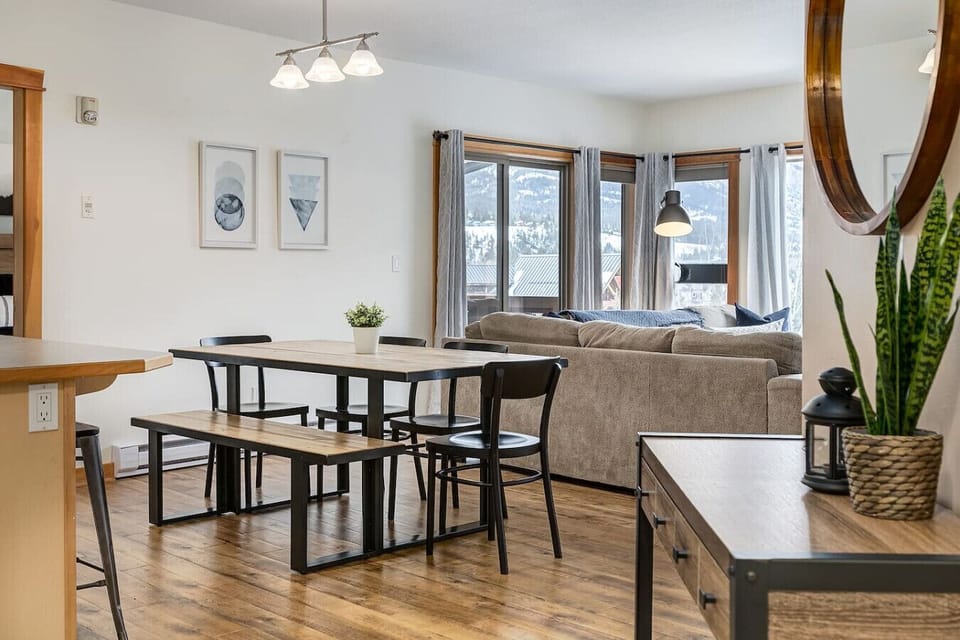 Large living space with mountain view