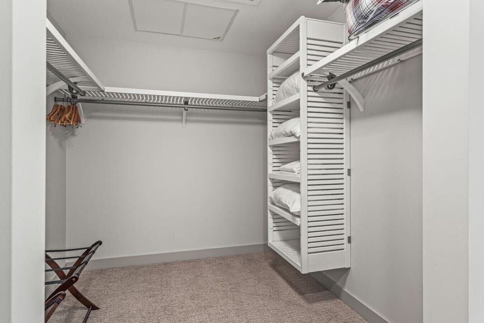 Master Bedroom Walking Closet.
