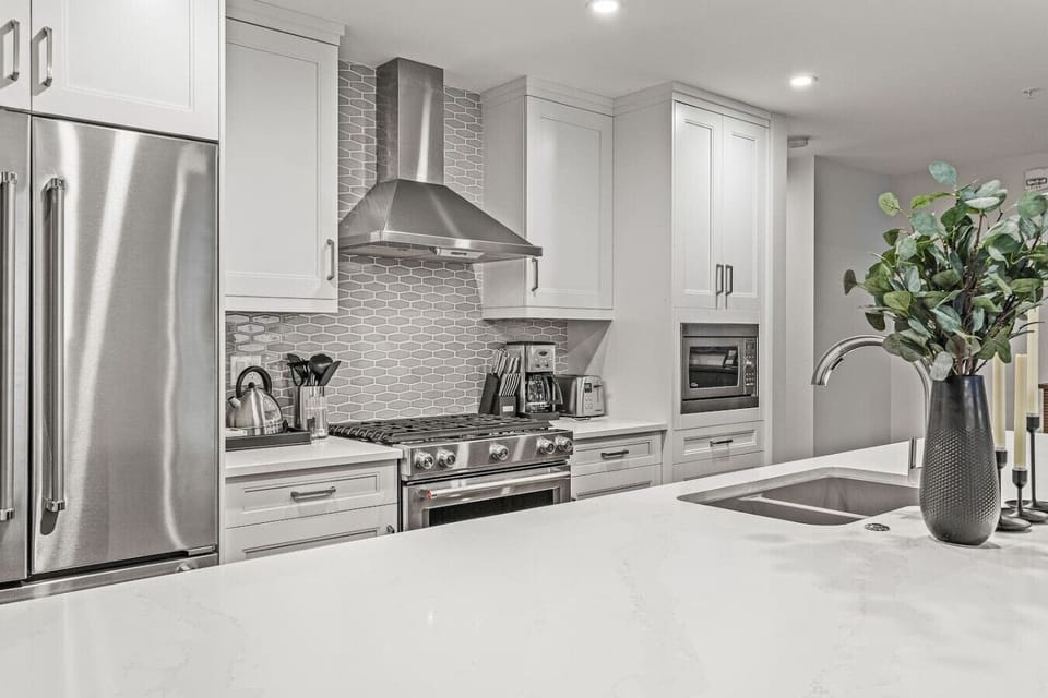 Fully-equipped gourmet kitchen.