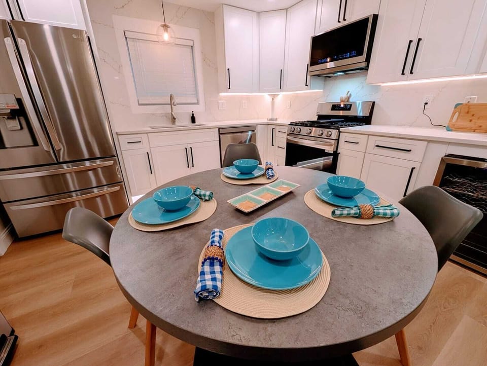 Full-size fridge, microwave, oven, dishwasher