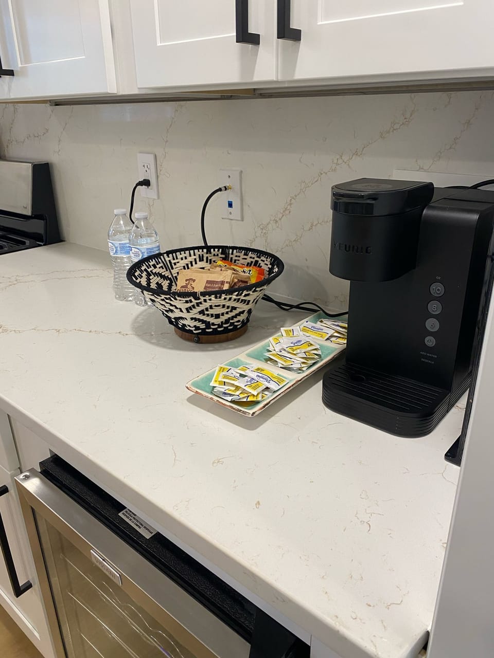 Full-size fridge, microwave, oven, dishwasher