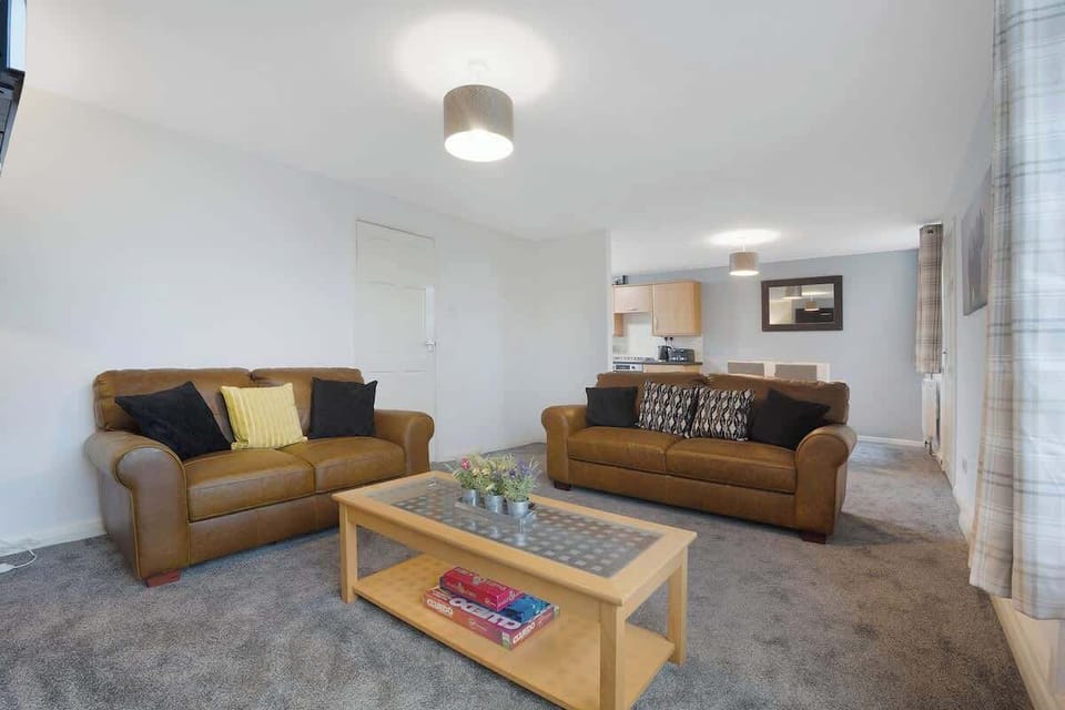 Spacious living room equipped with a 32-inch SMART TV with Netflix and plenty of space to sit down and relax. 
