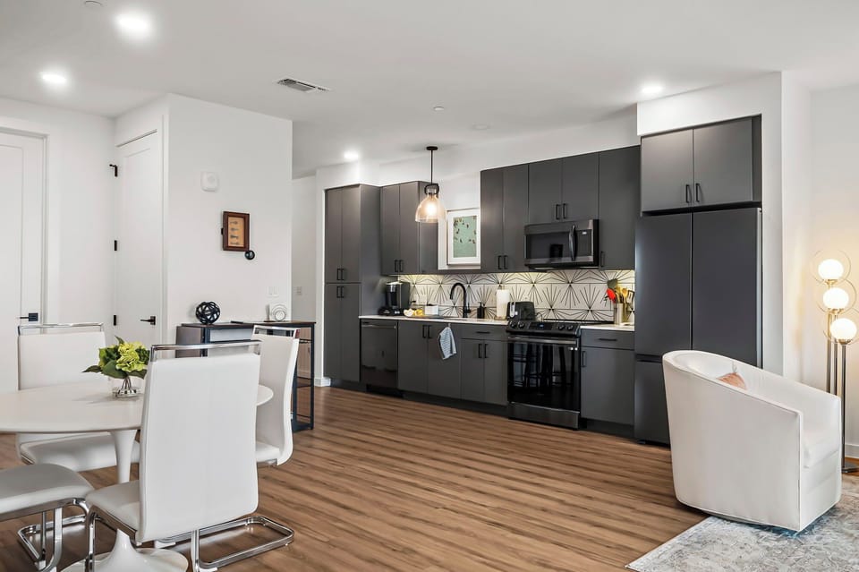 Deluxe Condo, 2 Bedrooms, Balcony, City View | Dining room