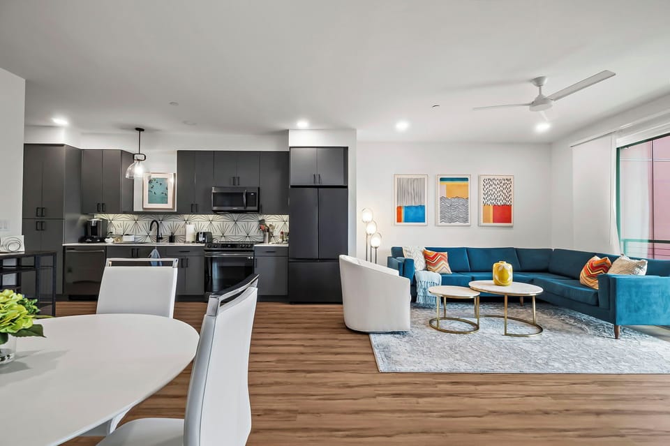 Deluxe Condo, 2 Bedrooms, Balcony, City View | Dining room