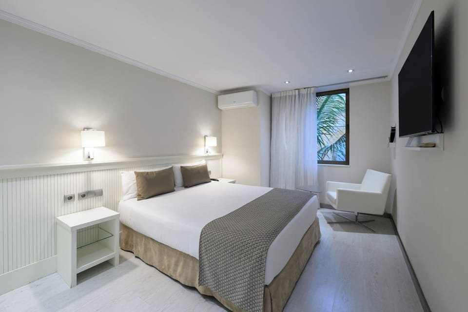 Family Room | Minibar, in-room safe, desk, soundproofing