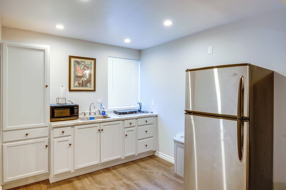 Kitchenette | Hot Plate | Hot Water Kettle