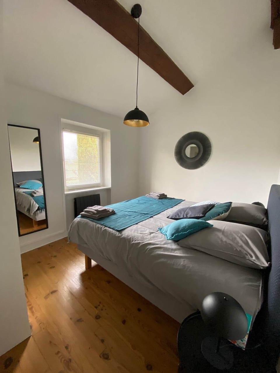 chambre-parentale-lit-double-vacances-charly-proche-lyon