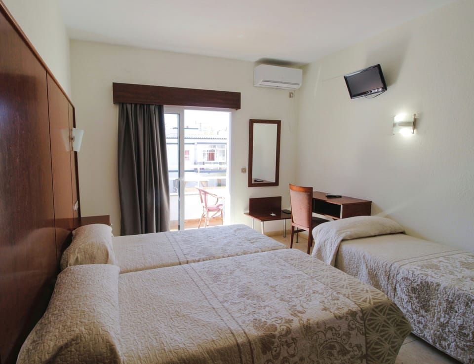 Triple Room | Desk, free WiFi