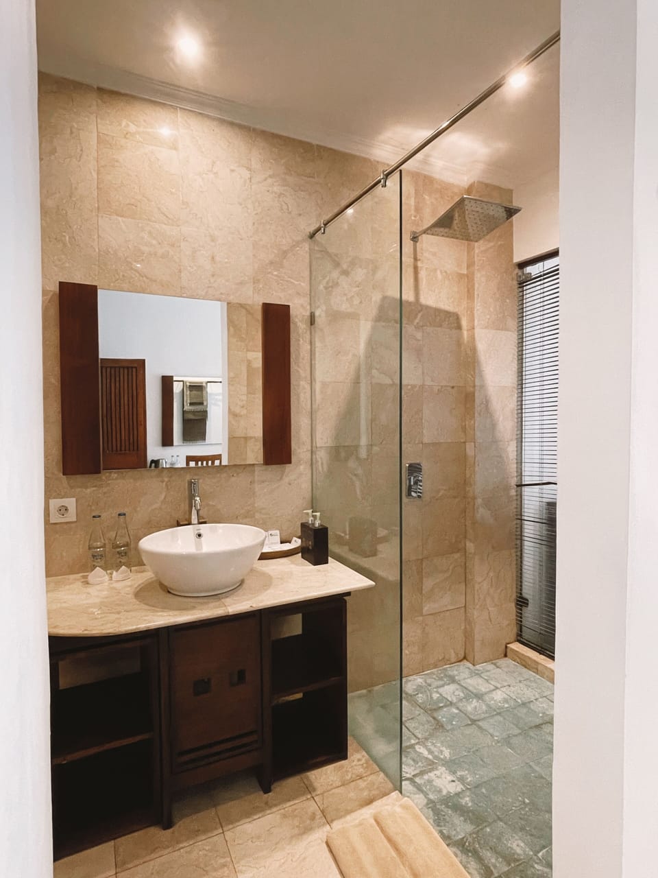 Deluxe Twin Room, Pool View | Bathroom | Shower, free toiletries, hair dryer, towels