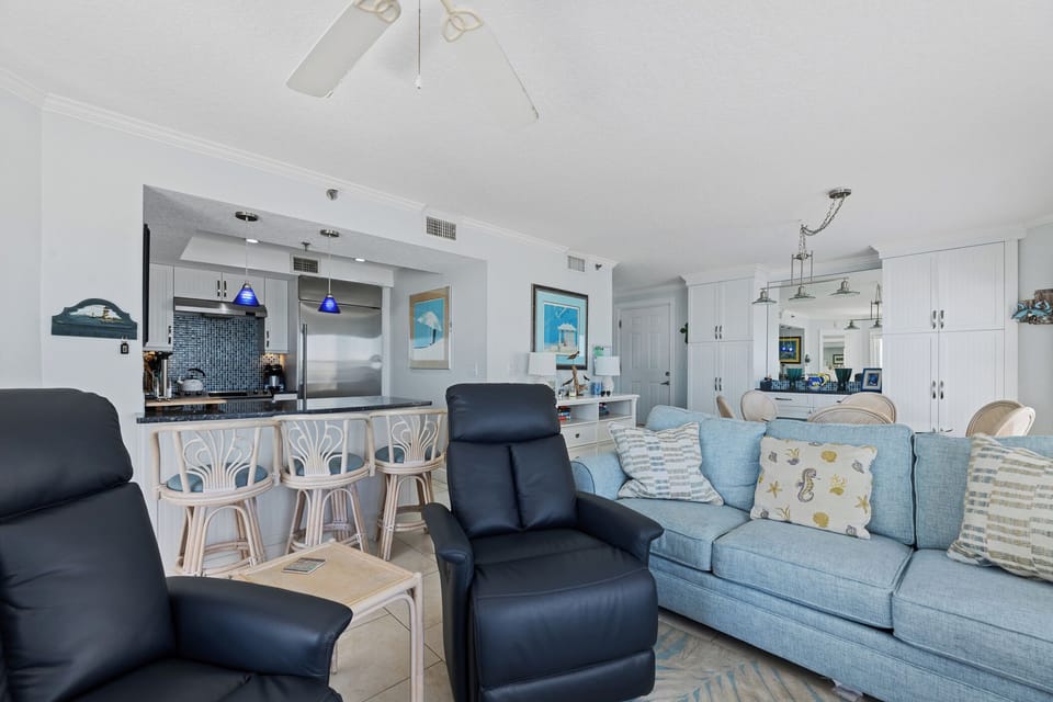 Spacious living room, with access to the balcony.