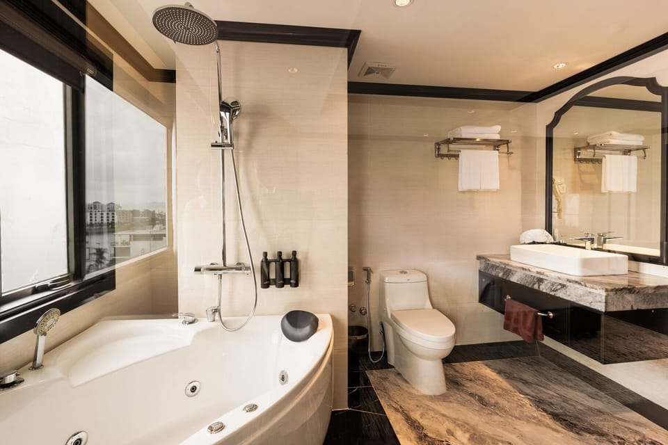Executive Double Room, Ocean View | Bathroom | Combined shower/tub, hair dryer, slippers, towels
