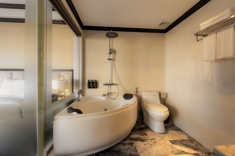 Premier Double Room, Sea View | Bathroom | Combined shower/tub, hair dryer, slippers, towels