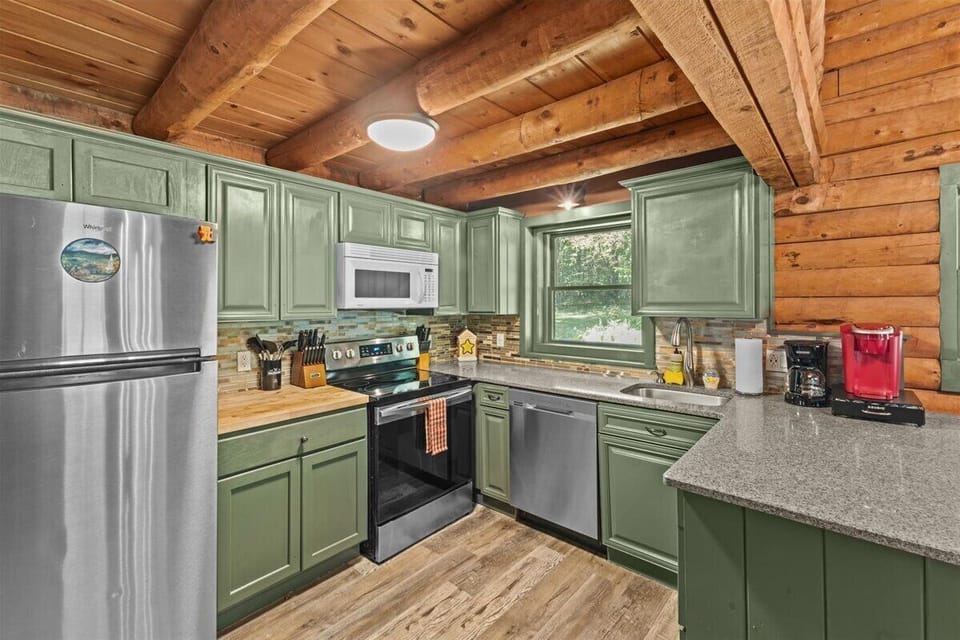 Relaxing 3BR Log Cabin Getaway w/ Firepit in Stowe (4447)