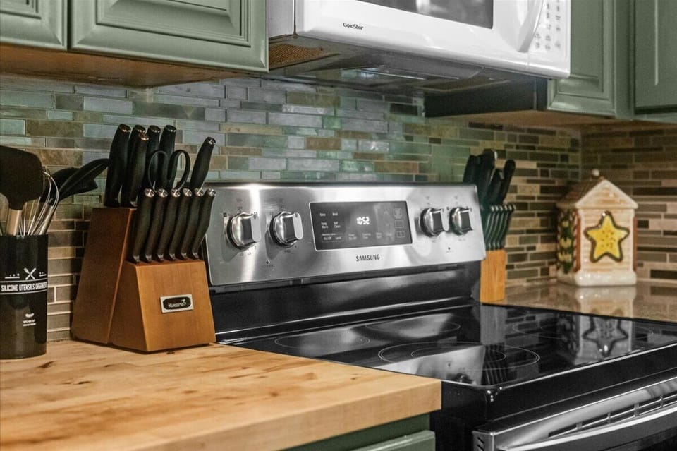 Relaxing 3BR Log Cabin Getaway w/ Firepit in Stowe (4448)