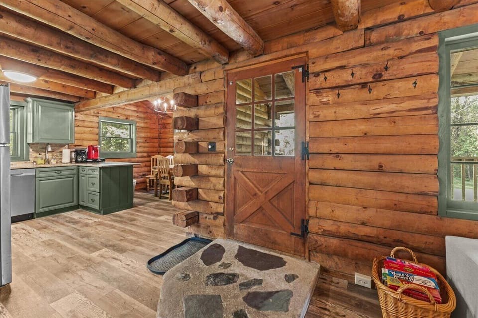 Relaxing 3BR Log Cabin Getaway w/ Firepit in Stowe (4437)