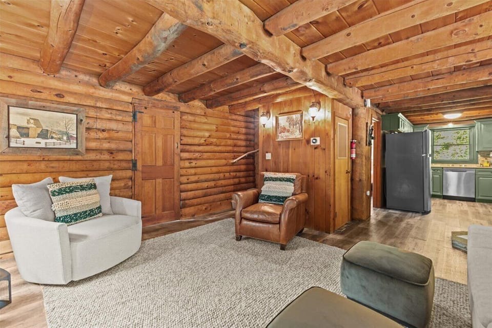 Relaxing 3BR Log Cabin Getaway w/ Firepit in Stowe (4443)