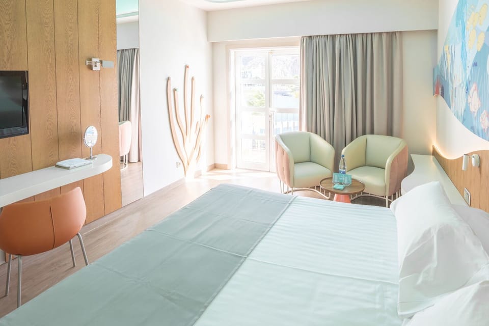 Minibar, in-room safe, desk, iron/ironing board