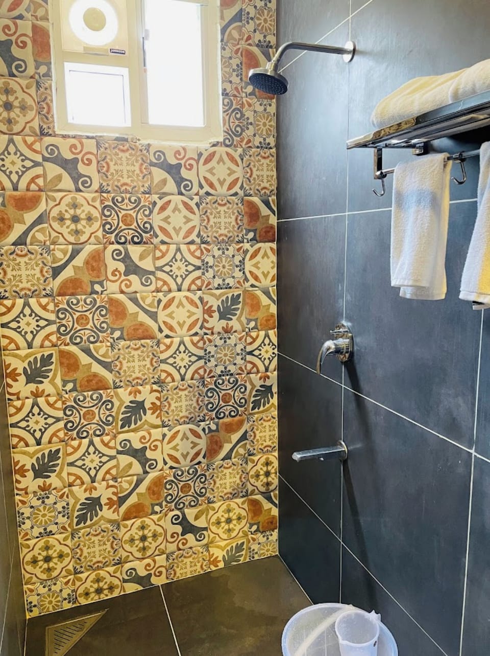 Shower, rainfall showerhead, free toiletries, towels