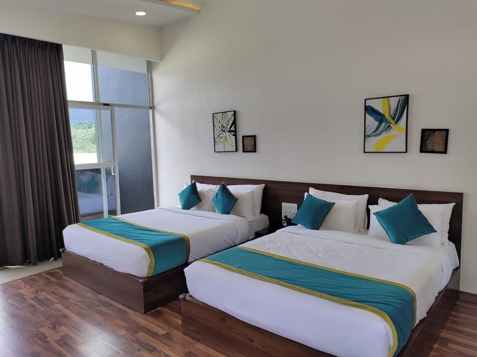 Executive Studio Suite, Mountain View | Premium bedding, laptop workspace, iron/ironing board, rollaway beds
