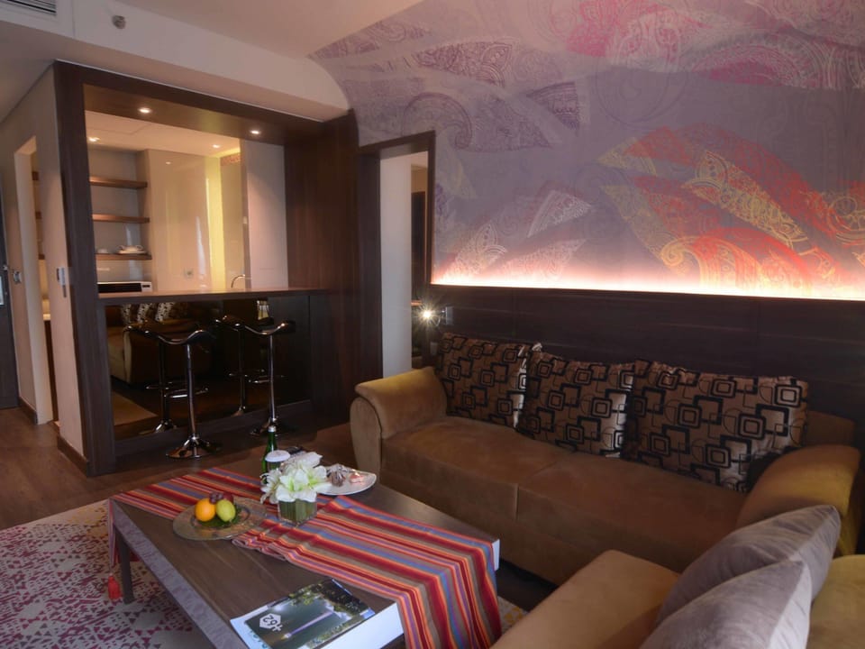 Business Suite, 1 King Bed with Sofa bed | Minibar, in-room safe, desk, laptop workspace